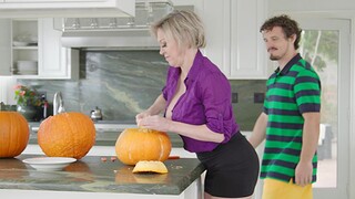 Big tits cougar Dee Williams fucks with their way step young gentleman in the kitchen